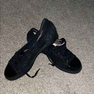 BeautiFeel Black Lace-Up Flats